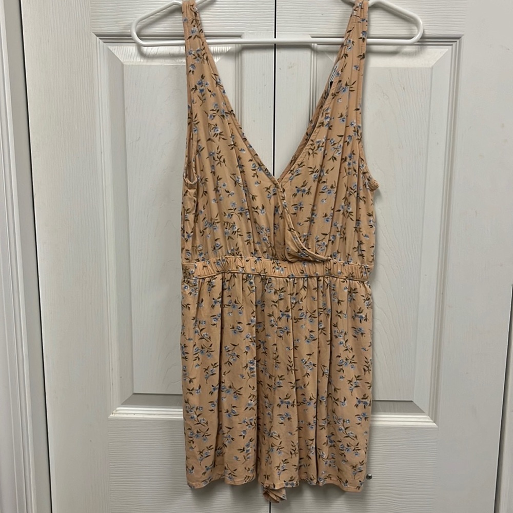 American eagle romper color peach with blue flowers size Med Short